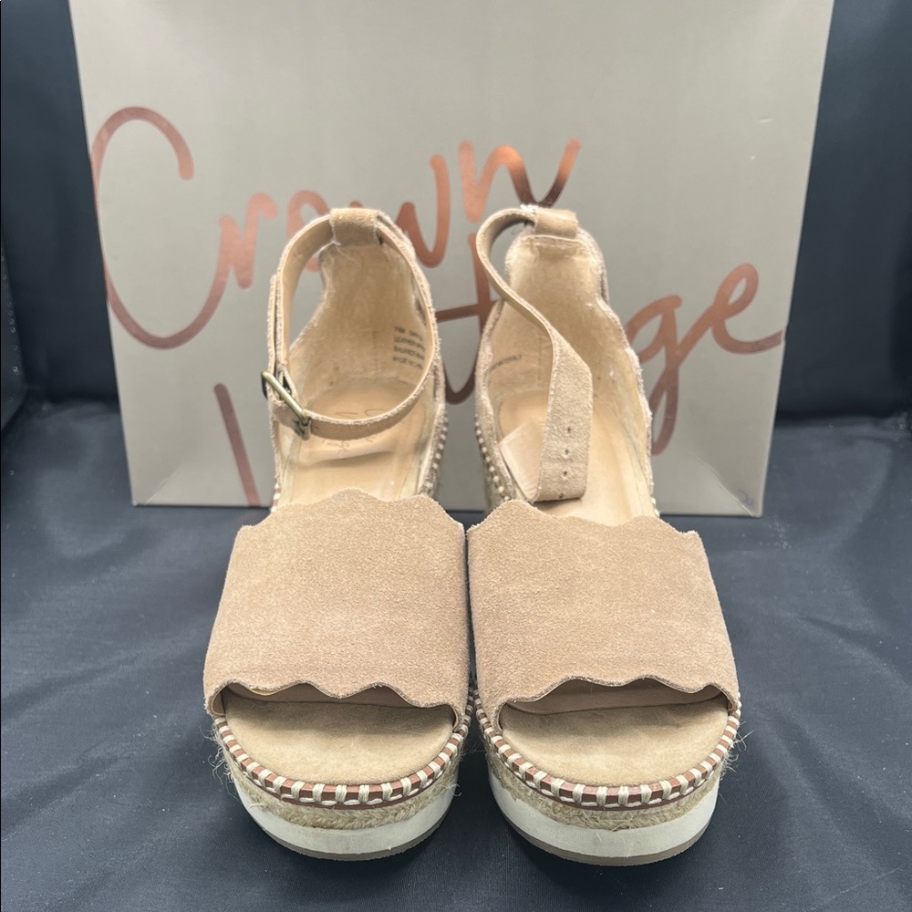 Crown Vintage Beige Scalloped Wedges - Picture 2 of 8